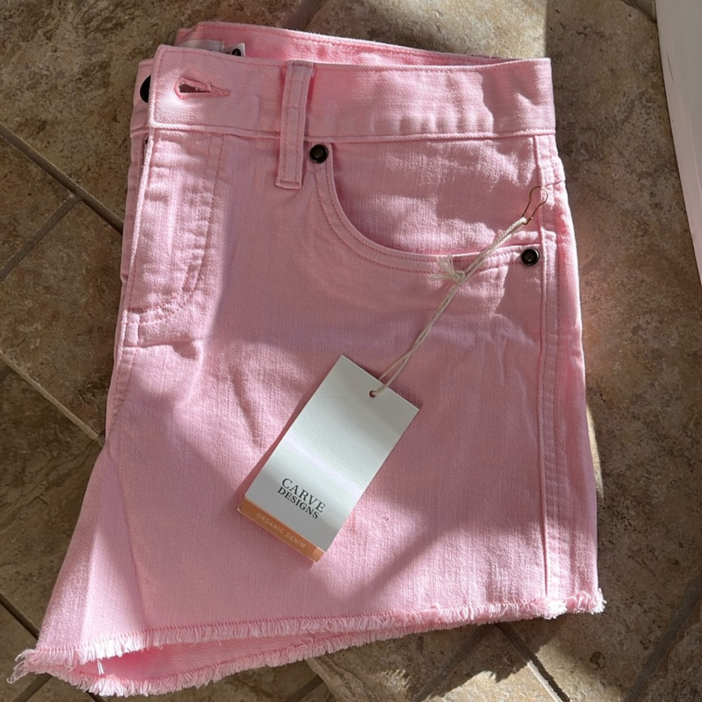 Brand new w tags on size 6 fresh spring pink Carve design shorts